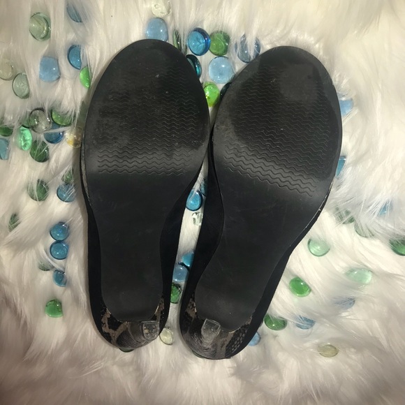 Via Neroli Suede Platform Pumps - Picture 6 of 7